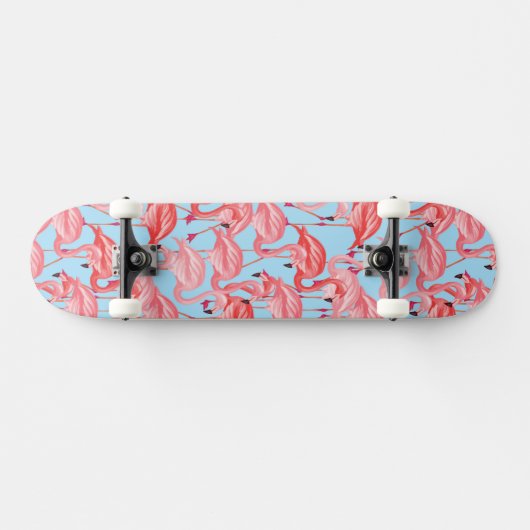 Helderroze lamingos op blauw skateboard (Horizontaal)