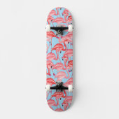 Helderroze lamingos op blauw skateboard (Voorkant)