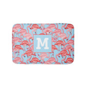 Helderroze lamingos op blauw | Voeg je Initiaal to Badmat (Voorkant)