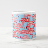 Helderroze lamingos op blauw | Voeg je Initiaal to Grote Koffiekop (Voorkant)