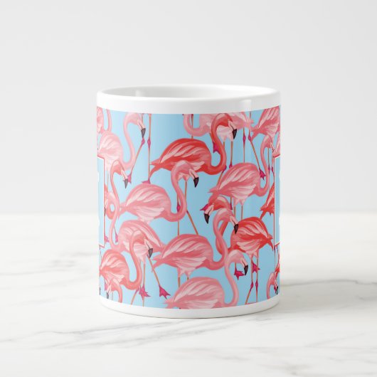 Helderroze lamingos op blauw | Voeg je Initiaal to Grote Koffiekop (Voorkant)