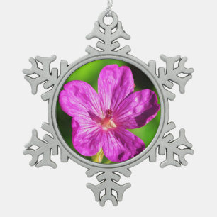Helderroze wilde bloemen van groene gras tin sneeuwvlok ornament