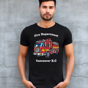 Heldhaftige brandweerman naar noodsituatie in de s t-shirt