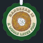 Hele Latke (Lotta) Fun Chanoeka Vakantie Eten Ornament Kaart<br><div class="desc">Ornament kaart ontwerp heeft een originele marker illustratie van een latke aardappelpannenkoek met zure crème, een nietje in de joodse vakantie keuken, met HANUKKAH IS EEN HELE LATKE FUN in een leuk lettertype. Dit Chanoeka latkes ontwerp is ook beschikbaar op andere producten. Veel extra foodie design zijn ook verkrijgbaar in...</div>