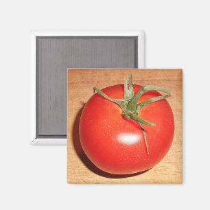 Hele rode tomaat op houten snijplank magneet