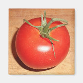 Hele rode tomaat op houten snijplank magneet (Voorkant)