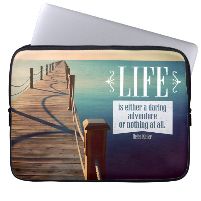 Helen Keller Inspirerend quote "Adventure" Laptop Sleeve (Voorkant)