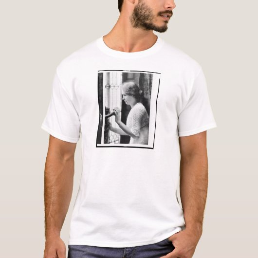 Helen Keller Watering Planten Portret T-shirt (Voorkant)