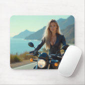 Helena Chevalier op een roadtrip met motorfietsen  Muismat (Met muis)