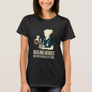 Helende Helden Eén Kopje Koffie per Tijd VA Verple T-shirt