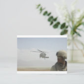 Helikopter haalt troepen op briefkaart (Staand voorkant)