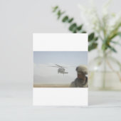 Helikopter haalt troepen op briefkaart (Staand voorkant)