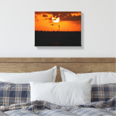 Helikopter vliegt bij zonsondergang canvas afdruk (Insitu (Slaapkamer))