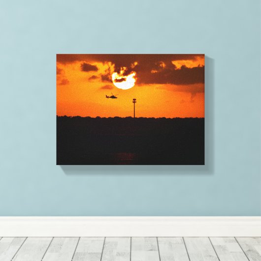 Helikopter vliegt bij zonsondergang canvas afdruk (Insitu (Houten vloer))
