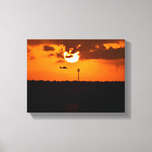 Helikopter vliegt bij zonsondergang canvas afdruk