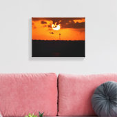 Helikopter vliegt bij zonsondergang canvas afdruk (Insitu (Woonkamer))