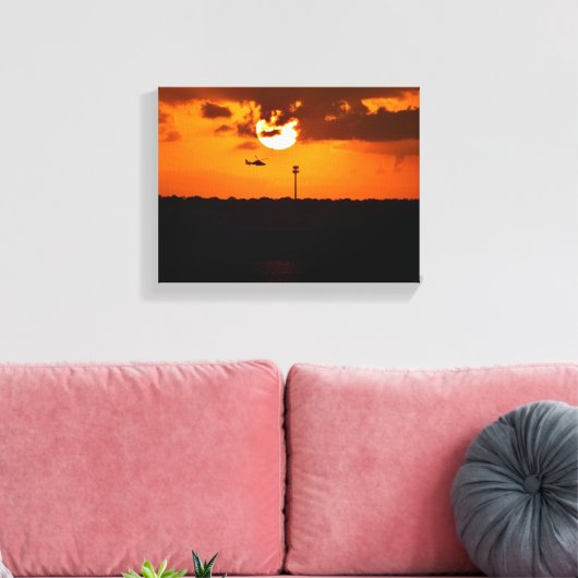 Helikopter vliegt bij zonsondergang canvas afdruk (Insitu (Woonkamer))
