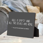 Hell is Empty Shakespeare Quote Fotoplaat<br><div class="desc">Een minimalistische stijl typografische tabletop plaque met beroemde 'Hell is Empty' citaat uit The Tempest van William Shakespeare. Witte casual handschriftenstijldoopvont op de grijze achtergrond van houtskool.</div>