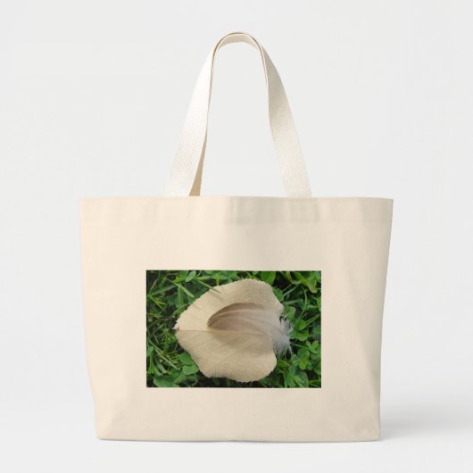 Hellbraune Feder auf hellbeigem Blatt Grote Tote Bag (Voorkant)