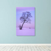 Hellende boom in besneeuwd veld; Chippewa County; Canvas Afdruk (Insitu (Houten vloer))
