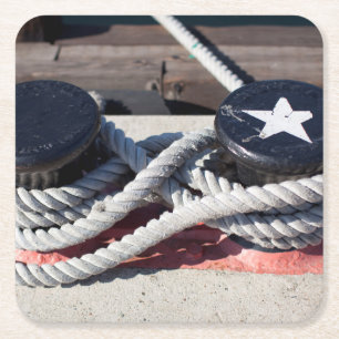 Helling verbonden met twee bollen kartonnen onderzetters