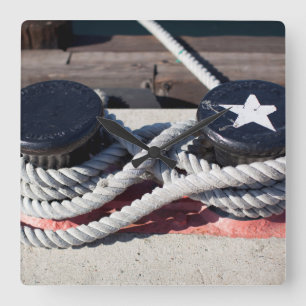 Helling verbonden met twee bollen vierkante klok