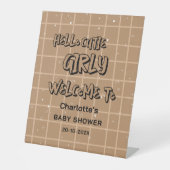 Hello Cutie Girly Cute Brown Gingham Baby Welcome Reclamebord Met Voetstuk (Voorkant)