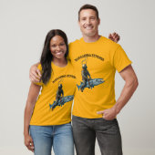 Helm Diver Rijden op een Barracuda Fish URM T-shirt (Unisex)