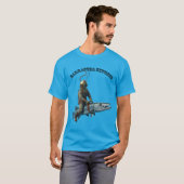  Helm Diver Rijden op een Barracuda Fish URM T-shirt (Voorkant volledig)