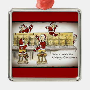 Helpers van de kerstman op een schakelbord metalen ornament