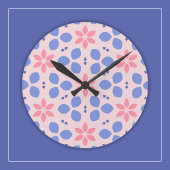 Helroze bloemen en blauwe vormen op bloemrijke muu ronde klok