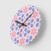 Helroze bloemen en blauwe vormen op bloemrijke muu ronde klok (Hoek)