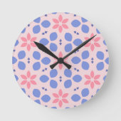 Helroze bloemen en blauwe vormen op bloemrijke muu ronde klok (Voorkant)