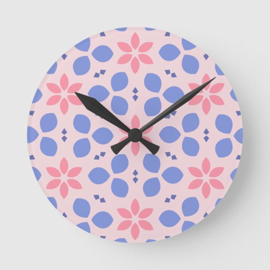 Helroze bloemen en blauwe vormen op bloemrijke muu ronde klok (Voorkant)
