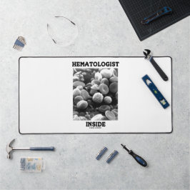 Hematologist in bloedcellen bureaumat