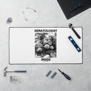 Hematologist in bloedcellen bureaumat
