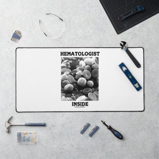 Hematologist in bloedcellen bureaumat (Werkstation)