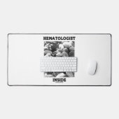 Hematologist in bloedcellen bureaumat (Keyboard & Muis)