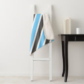 Hemelsblauw & donkergrijze strepen sherpa deken (In situ)