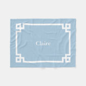 Hemelsblauw en Witte Griekse Sleutel Monogram Fleece Deken (Voorkant (Horizontaal))