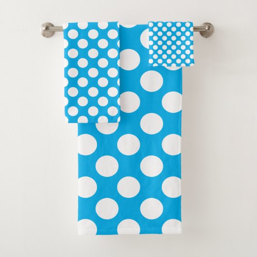 Hemelsblauw: Groot wit Polka Dot Patroon Bad Handdoek (Insitu)