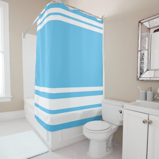 Hemelsblauw: Moderne lijnen in wit Douchegordijn (In situ)