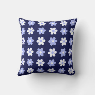 Hemelsblauwe en witte bloemen op een marineblauwe  kussen