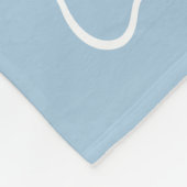 Hemelsblauwe gegolfde rand met monogram fleece deken (Hoek)