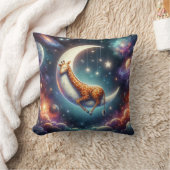 Hemelse Baby Giraffe Slapend op Maan & Sterren Kussen (Deken)