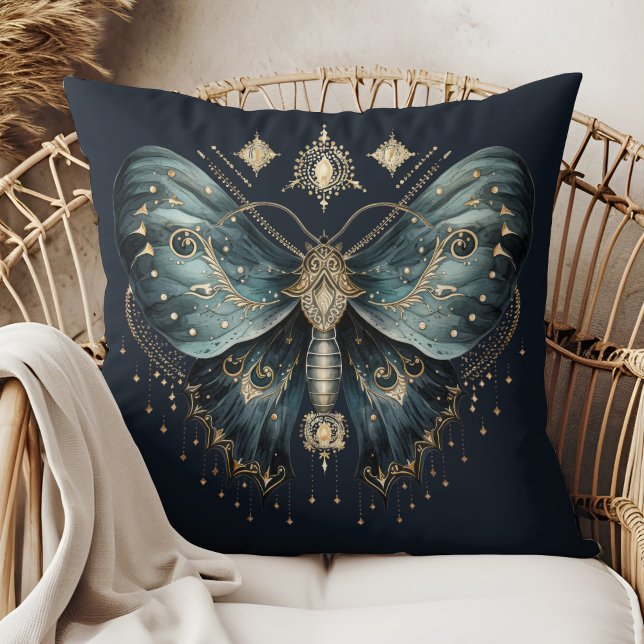Hemelse Blauwe Mothemetwerp Kussen (Celestial Blue Moth Witchmas Throw Pillow in a boho rattan armchair.)