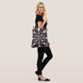 Hemelse Harmonie – Het Licht Binnen het Raster Tote Bag (Op model)