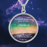 Hemelse Majesteit Schrift Psalm 19  Sterling Zilver Ketting<br><div class="desc">Omarm de hemelse pracht van de hemel met ons hemelse Majesteit Ketting, met een adembenemende foto van de nachtelijke hemel boven de majestueuze Rocky Mountains. Als je kijkt naar de sterren die de heerlijkheid Gods uitroepen, gepersonaliseerd met uw gekozen Schrift vers uit Psalm 19:1 en jouw naam, voel dan de...</div>