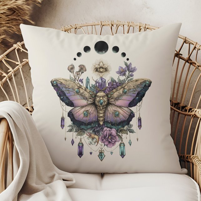 Hemelse Mot Maanfasen Worp Kussen (Celestial Moth Moon Phases Throw Pillow in a boho rattan armchair)