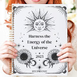 Hemelse Zon en Maan Aangepaste Naam Manifestatie Planner<br><div class="desc">Dit betoverende ontwerp is voorzien van op de hemel geïnspireerde illustraties van de zon, maan en sterren, gecombineerd met bloeiende zonnebloemen en kosmische motieven. Het gedurfde zwart-wit kunstwerk creëer heeft een mystieke en krachtige sfeer, perfect om doelen te manifesteren en positieve energie te benutten in 2025. Gepersonaliseerd met een aangepaste...</div>